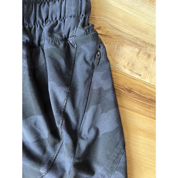 Lululemon Track That Mid-Rise Short 5" Size 2 Camo Black Athletic - Picture 3 of 3